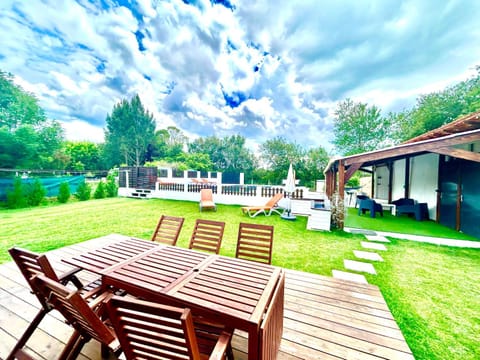 Patio, Garden, Garden view, sunbed