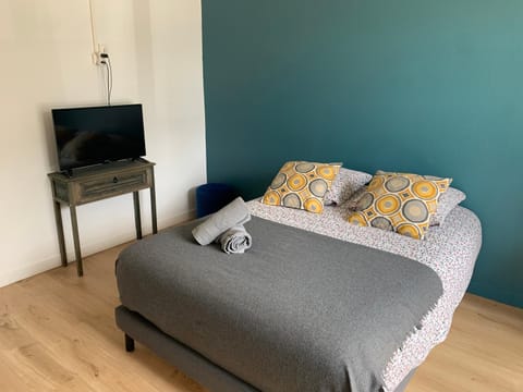 Bed, TV and multimedia, Photo of the whole room, Bedroom