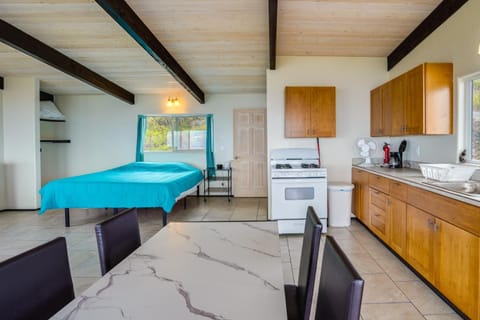 Captain Cook Bungalow with Panoramic Ocean Views! Apartment in South Kona