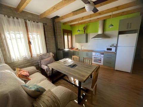 Kitchen or kitchenette, Seating area, minibar, pet friendly, stove