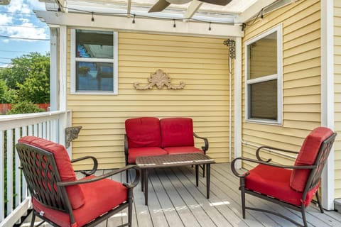 Cottelville Bungalow Bill Pool side retreat by Sarah Bernard Vacation Rentals House in St. Peters