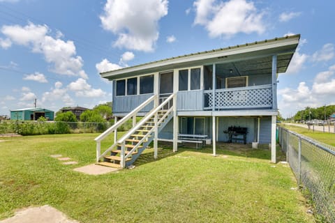 Pet-Friendly Texas Escape with Deck and Fenced-In Yard House in Alvin