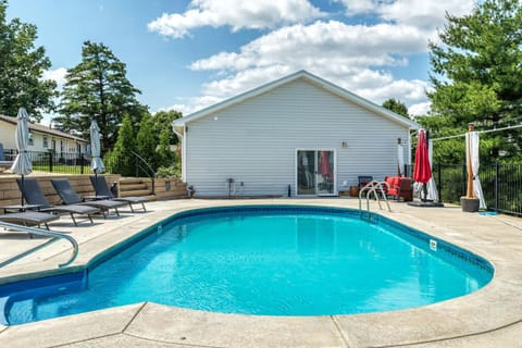 Cottleville Cabana Pool Side Getaway by Sarah Bernard Vacation Rentals Maison in St. Peters