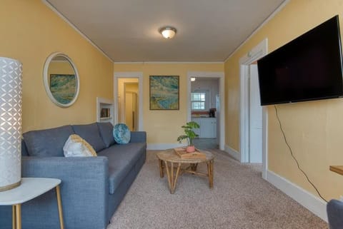 #StayinMyDisctrict Historic Heritage House Apt Condo in Coos Bay