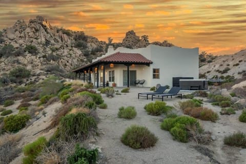 Boulder Surrounded Escape- ANOTHERdeserthouse Casa in Yucca Valley