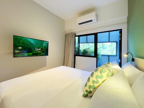 Bed, Natural landscape, TV and multimedia, Bedroom, air conditioner