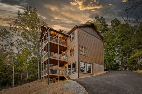 Property building, Facade/entrance, Day