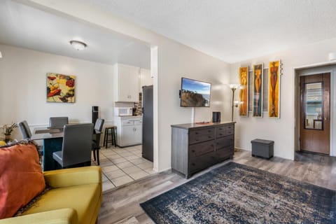 Modern Chic & Comfy Entire Apt 2 Room Suites Condo in Hawthorne