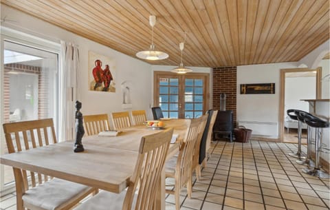 Beautiful Home In Oksbl With Indoor Swimming Pool, Sauna And 5 Bedrooms Casa in Oksbøl