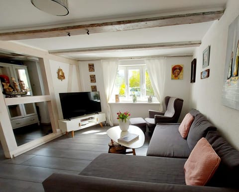 Communal lounge/ TV room, TV and multimedia, Living room, Seating area, Evening entertainment