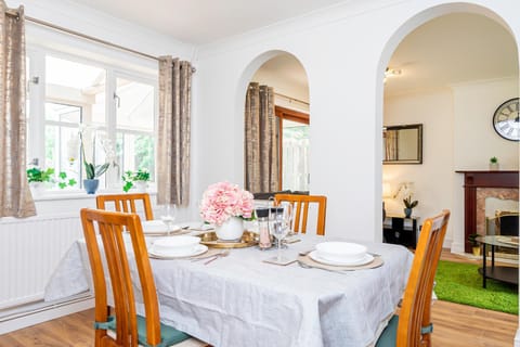 Seating area, Dining area, flat iron