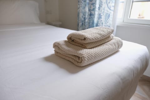 Bed, towels