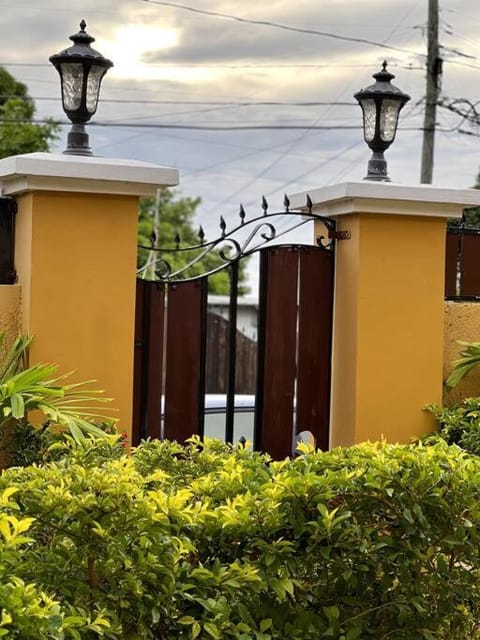 Spacious 4-Bedroom Home - Family/Group Oriented Maison in St. Andrew Parish