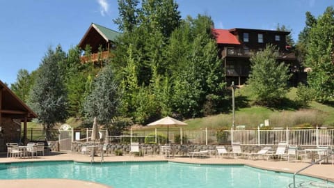 Comfy Retreat Wprivate Pool, Hot Tub, Game Room House in Pigeon Forge