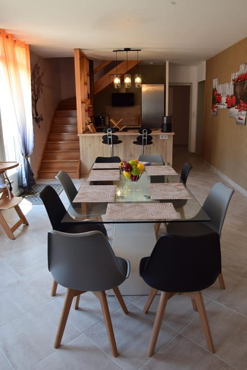 Seating area, Dining area