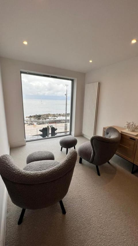 Living room, Seating area, Sea view, Sea view, hair dresser