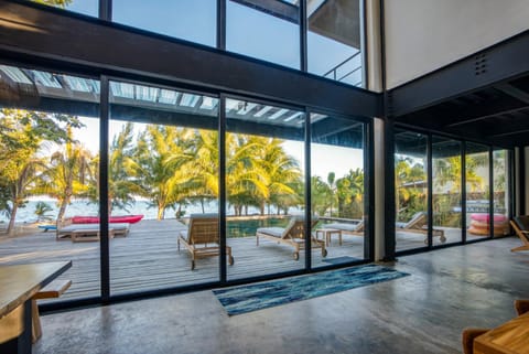 Balam Beach Villa - Modern 4 Bedroom Ocean Front Villa with Pool Moradia in Stann Creek District