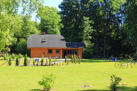 Facade/entrance, Area and facilities