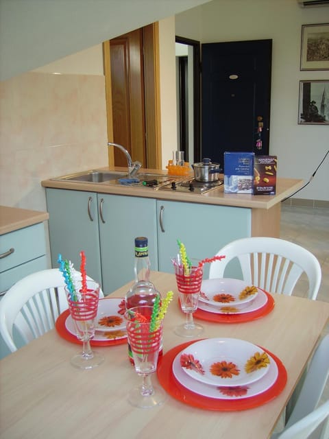 Kitchen or kitchenette, Dining area