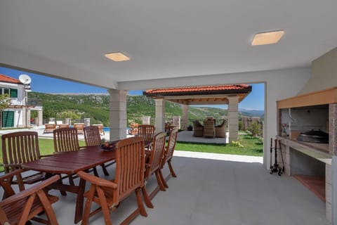 Villa mit beheiztem Pool und wunderschönem Seeblick House in Split-Dalmatia County