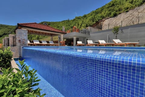 Villa mit beheiztem Pool und wunderschönem Seeblick House in Split-Dalmatia County