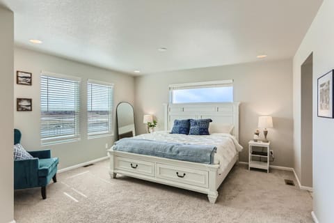 Brand New Townhome with King Suite Near DIA Casa in Commerce City