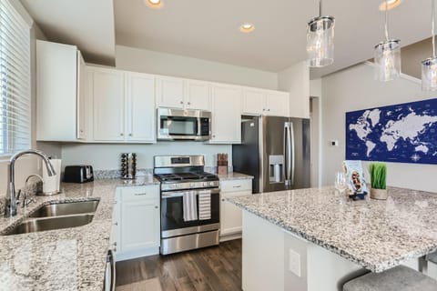 Brand New Townhome with King Suite Near DIA Haus in Commerce City