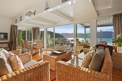 Kaioruru View - Diamond Harbour Holiday Home Casa in Christchurch