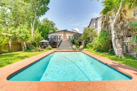 Texas Escape with Private Pool, Grill and Balconies! House in Kemah