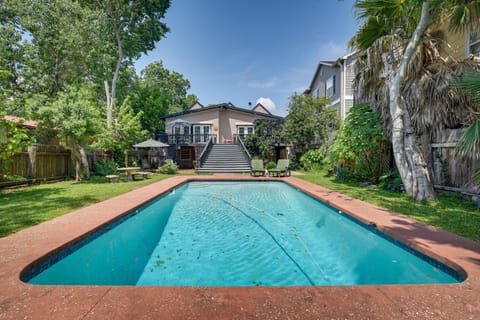 Texas Escape with Private Pool, Grill and Balconies! Haus in Kemah