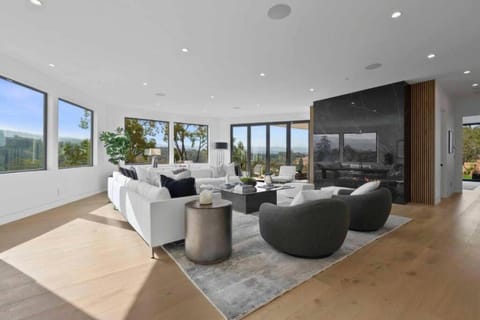 Stunning Retreat Modern Home Villa in Los Altos Hills