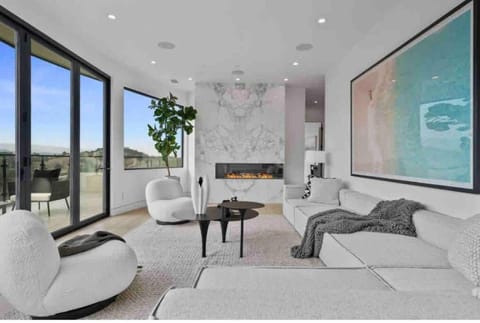 Stunning Retreat Modern Home Villa in Los Altos Hills