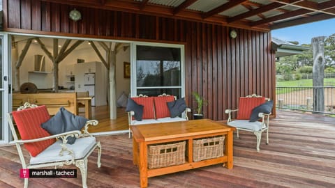 Baraga Sanctuary holiday house, Bermagui Barragga Bay Linen & Wifi Provided Casa in Barragga Bay
