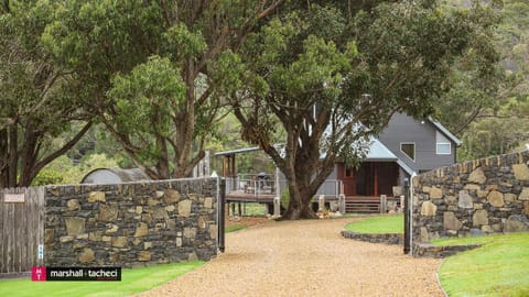 Baraga Sanctuary holiday house, Bermagui Barragga Bay Linen & Wifi Provided House in Barragga Bay