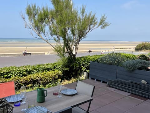 Appartement 2P, Rez-de-jardin, Accès Plage, Animaux OK, Parking, Internet Inclus - FR-1-487-355 Apartment in Cabourg