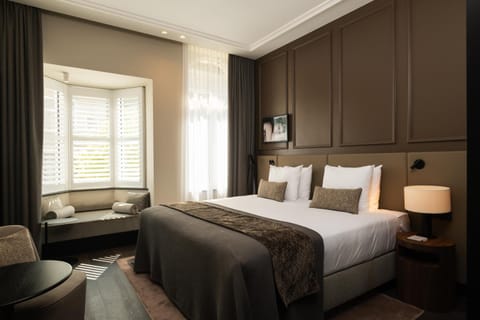 Bed, Living room, Photo of the whole room, Seating area, Bedroom