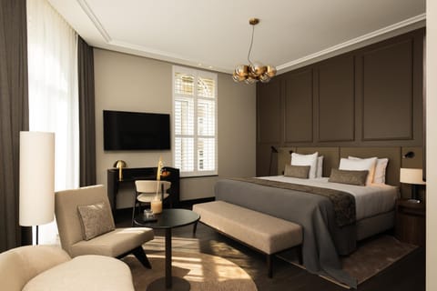 Bed, TV and multimedia, Living room, Photo of the whole room, Seating area, Bedroom