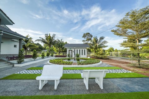 Property building, Day, Garden, Garden, Garden view