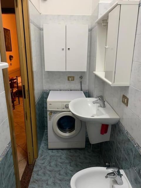 Bathroom, towels, washing machine