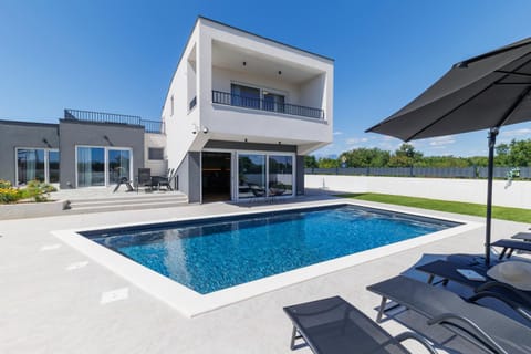 Property building, Patio, Day, Summer, Garden, Pool view, Swimming pool, sunbed