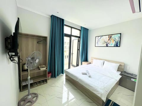 Bed, TV and multimedia, Bedroom, fireplace, air conditioner