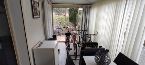 maison de vacances climatisée 5 pers avec piscine commune et vélos Haus in Gruissan