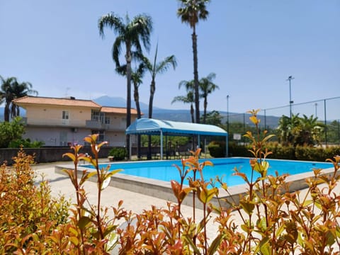 Day, Pool view