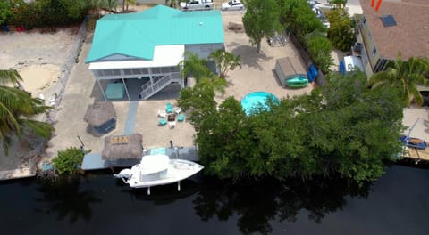 Bayside Key Largo Canal Home with Dock/ Jacuzzi/ Pool. ( Lift not include) House in Key Largo