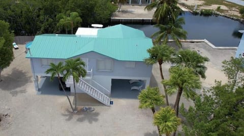 Bayside Key Largo Canal Home with Dock/ Jacuzzi/ Pool. ( Lift not include) House in Key Largo