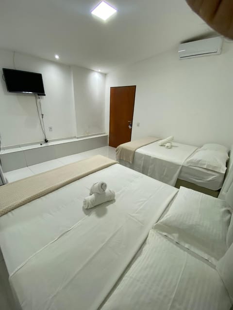 Bed, TV and multimedia, Photo of the whole room, air conditioner