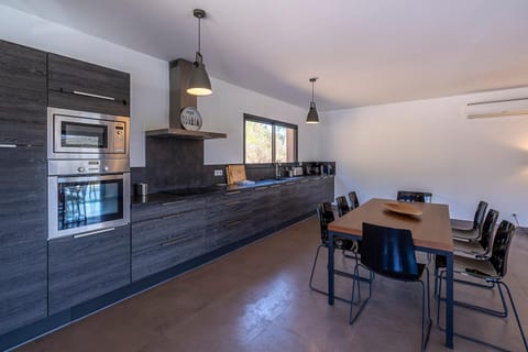 Dining area, kitchen