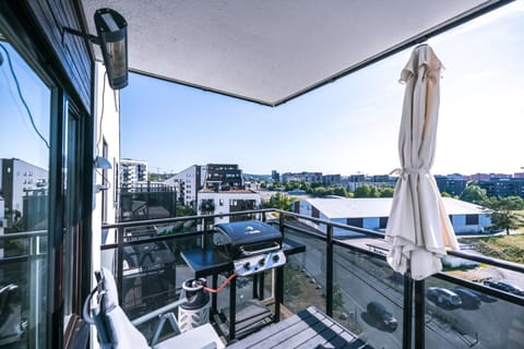 Property building, View (from property/room), Balcony/Terrace, City view