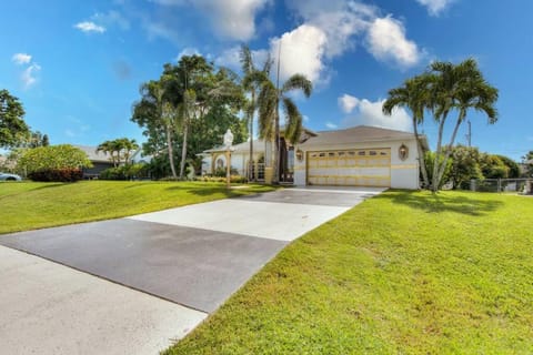 Living the luxury retreat Villa in Cape Coral