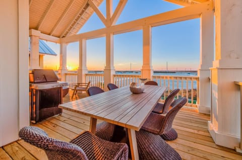 Luxury new home in desirable resort, beach access, two pools Haus in Port Aransas